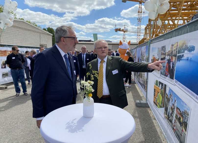 Auch jüngste Projekte sind Teil der Open-Air-Ausstellung „100 Jahre Diringer & Scheidel“, wie die Sanierung der Trinkwasserleitungen innerhalb des Brückenkörpers der Ponte Punta Penna Pizzone di Taranto über dem Mar Piccolo in Italien. Heinz Scheidel (l.), Vorsitzender des Management-Boards von Diringer & Scheidel, erläutert Mannheims Oberbürgermeister Dr. Peter Kurz das Projekt. | Foto: Diringer & Scheidel