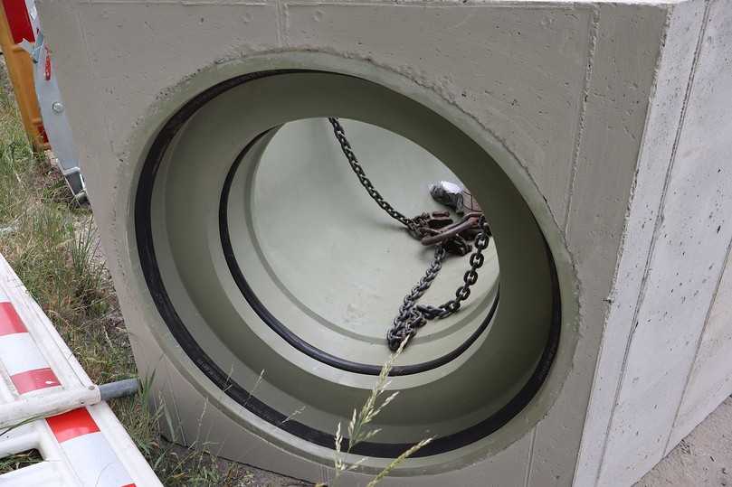 Auch die Schachtunterteile sind komplett mit PU ausgekleidet, was sie korrosionsbeständig macht. | Foto: P.V. Betonfertigteilwerke GmbH Auch die Schachtunterteile sind komplett mit PU ausgekleidet, was sie korrosionsbeständig macht. | Foto: P.V. Betonfertigteilwerke GmbH