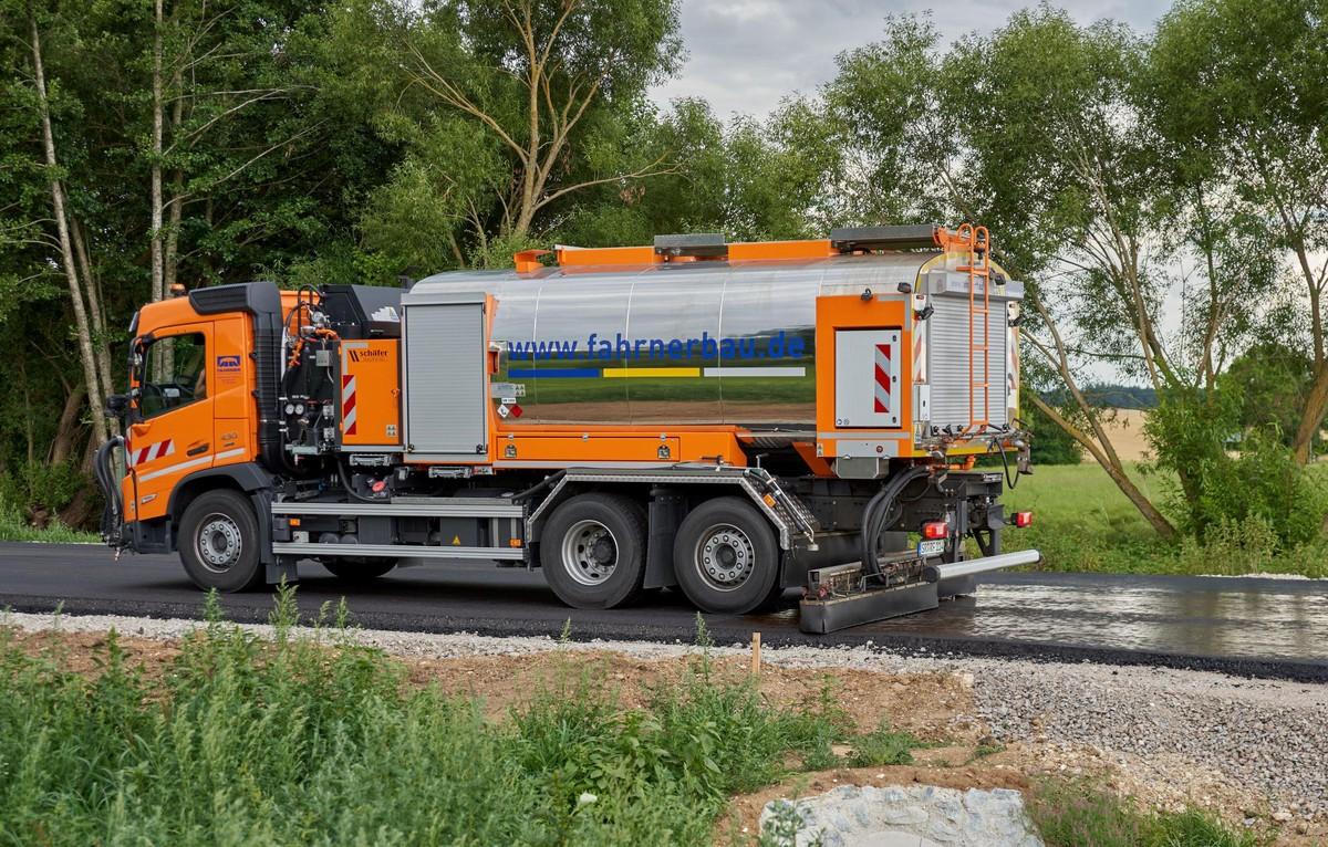 Maßgeschneidert von Schäfer-Technic: Lkw-Bitumenvorspritzmaschine als Dreiachser mit zwei 3.500-Liter-Tanks und Variomat-Spritzbalken. | Foto: Schäfer-Technic