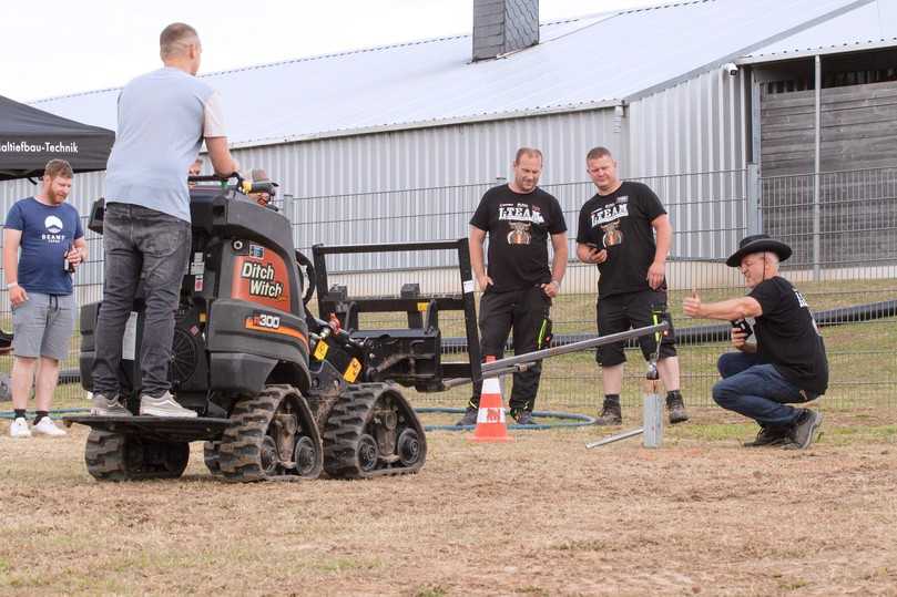Hier war Geschicklichkeit gefragt: Beim Ditch Witch Zahn R300 Wettbewerb musste u.a. eine Bierflasche mit einer Palettengabel geöffnet werden. | Foto: L-Team Baumaschinen Hier war Geschicklichkeit gefragt: Beim Ditch Witch Zahn R300 Wettbewerb musste u.a. eine Bierflasche mit einer Palettengabel geöffnet werden. | Foto: L-Team Baumaschinen