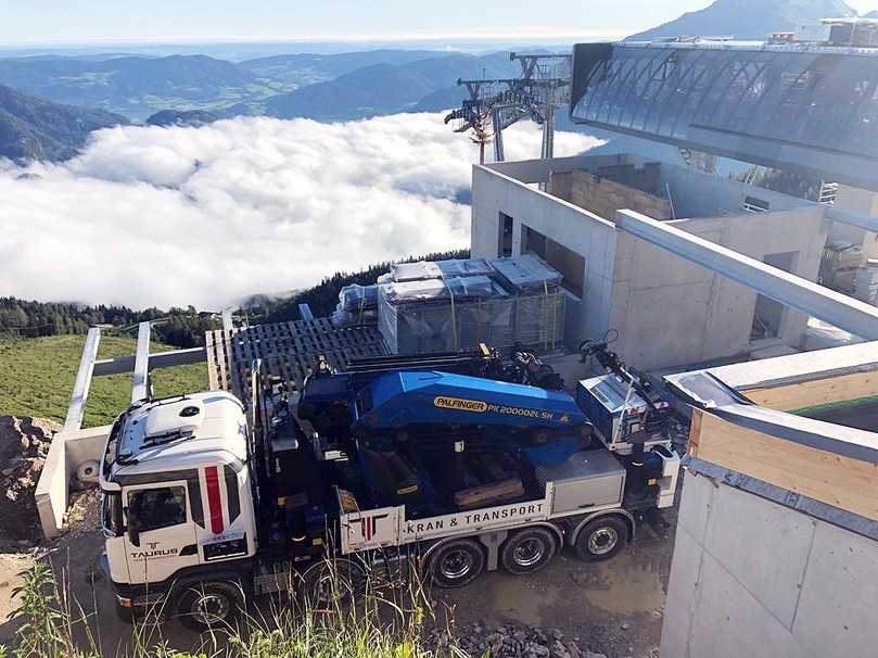 Der Ladekran ist auf einem Scania-Fünfachser mit zwei gelenkten Achsen montiert und überzeugt mit hoher Reichweite, großer Wendigkeit und schnellem Arbeitstempo. | Foto: Palfinger