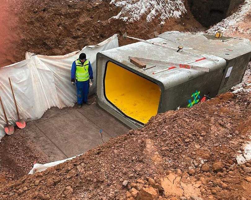 Das vollflächige Verlegen auf dem vorbereiteten Planum erleichterte das genaue Einhalten des geringen Gefälles von nur einem Promille. | Foto: Beton Müller