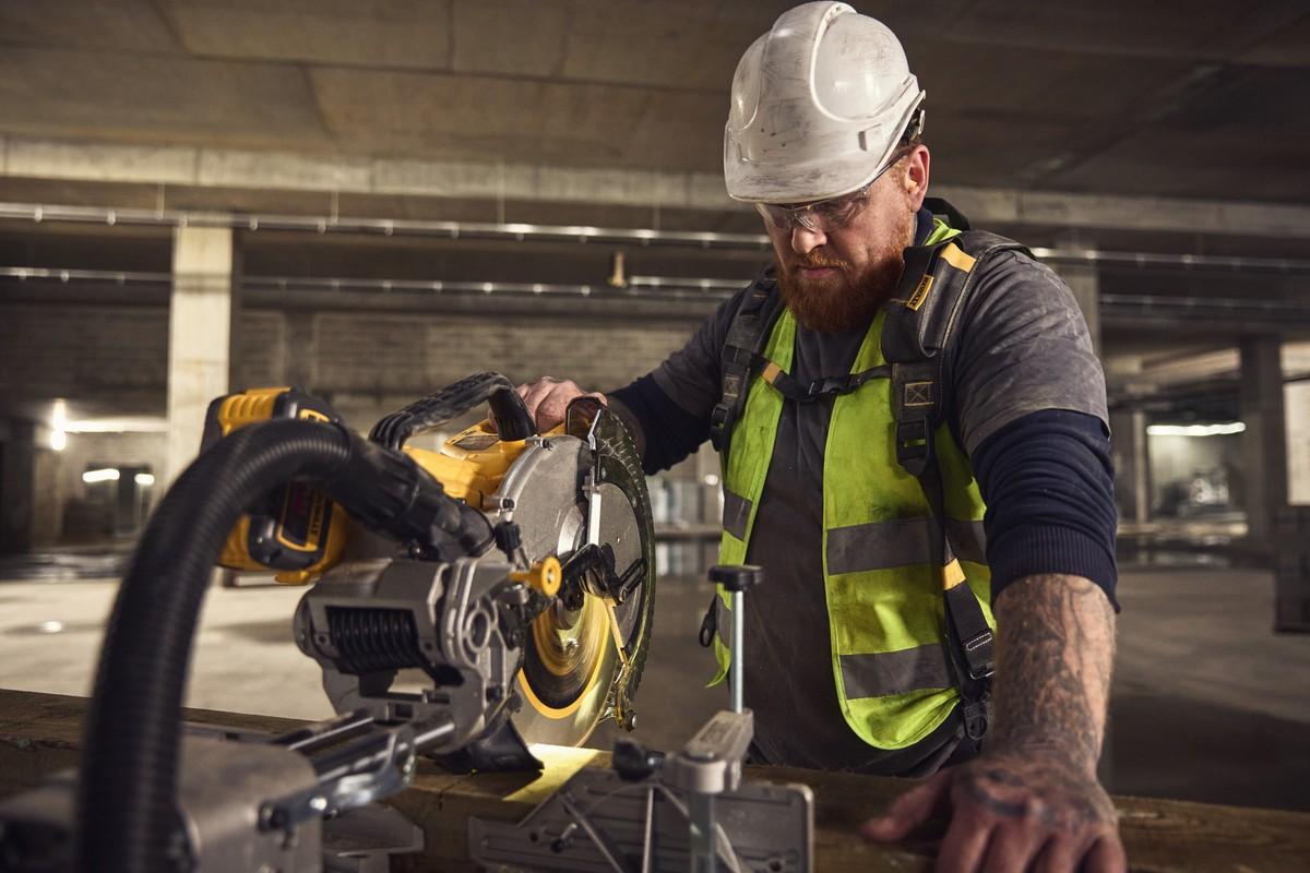 Neu von Dewalt: die 18 Volt XR Akku-Paneelsäge (305 mm) mit Rekuperation-Bremstechnik | Foto: Dewalt