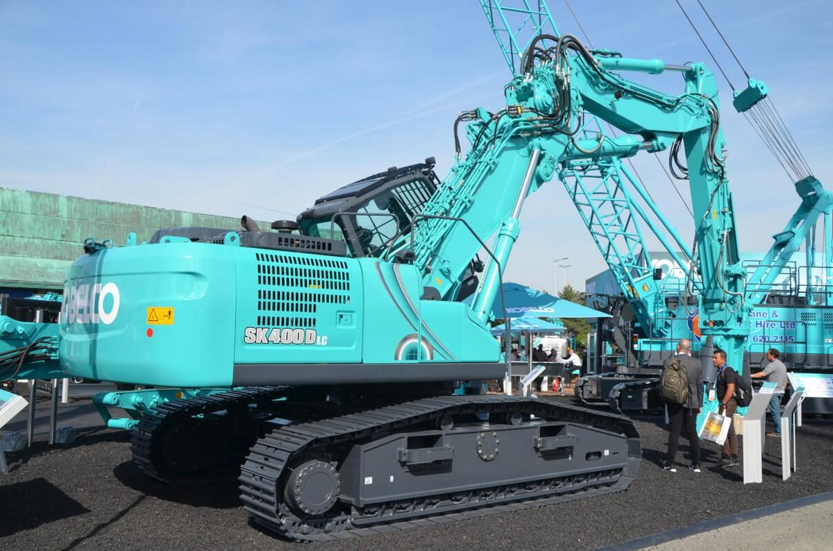 Sehr stolz ist man bei Kobelco derzeit auf die Markteinführung der Abbruchmaschinen SK400DLC-10 (im Bild) und SK550DLC-10. Die Bagger erreichen mit High-Reach-Auslegern Arbeitshöhen zwischen 24,70 und 27,50 Metern. Kobelco ist eigenen Angaben zufolge Marktführer für Abbruchmaschinen in Japan. | Foto: B_I