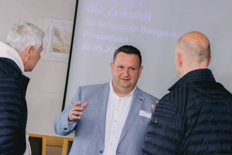 Das Bürogebäude wird nicht nur in beeindruckendem Tempo errichtet, das Bauunternehmen vergrößert auch seinen Erfahrungsschatz - Henryk Busch, Prokurist bei Matthäi Schlüsselfertigbau (Mitte). | Foto: Matthäi-Gruppe/PERI 3D Construction Das Bürogebäude wird nicht nur in beeindruckendem Tempo errichtet, das Bauunternehmen vergrößert auch seinen Erfahrungsschatz - Henryk Busch, Prokurist bei Matthäi Schlüsselfertigbau (Mitte). | Foto: Matthäi-Gruppe/PERI 3D Construction