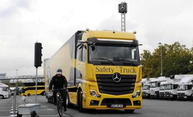 Ab 2020 gibt es den lebensrettenden Abbiegeassistent für Actros, Arocs und Econic auch als Nachrüstlösung.