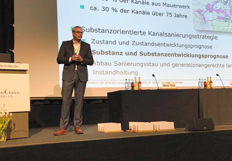 Prof. Karsten Kerres bei seinem Vortrag | Foto: B_I/Valdix