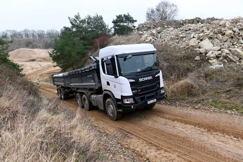 Solange die Doppelachse ausreichend Grip hat, stampft der beladene Scania XT im Gelände unaufhaltsam voran. | Foto: QUATEX