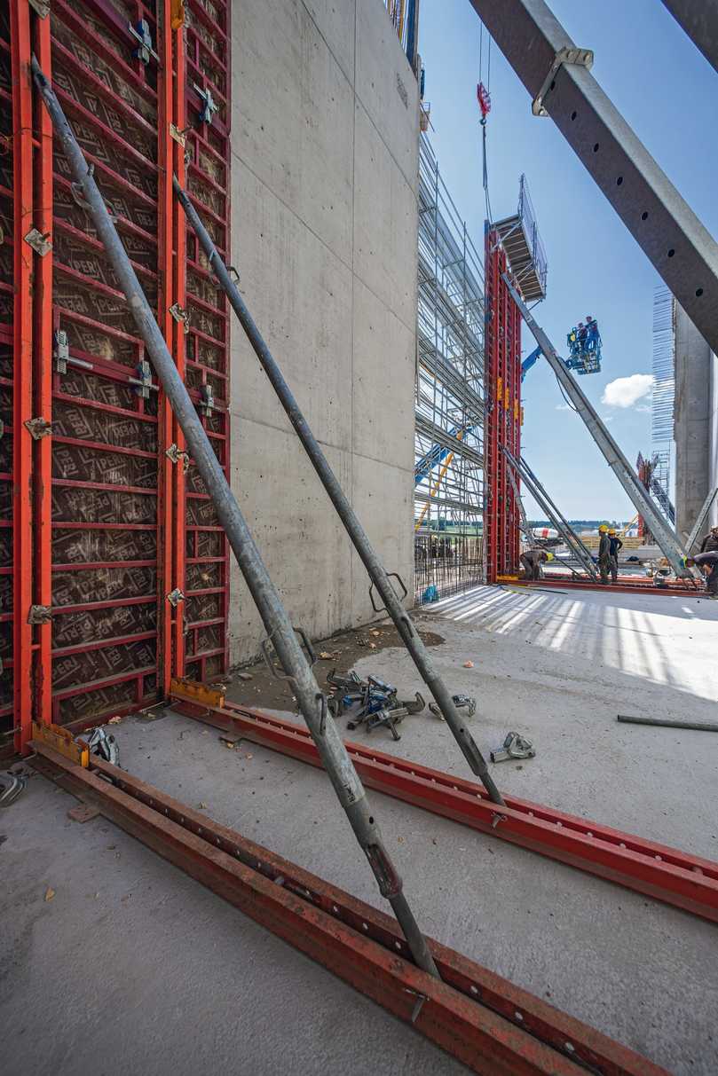 An der Stellschalung stabilisiert eine Fachwerk-Stützkonstruktion die fünf miteinander verbundenen Maximo-Elemente. Die integrierten Richtstützen dienen zur Ableitung der Windlasten und zum Ausrichten nach dem Umsetzen. | Foto: Andreas Tausend