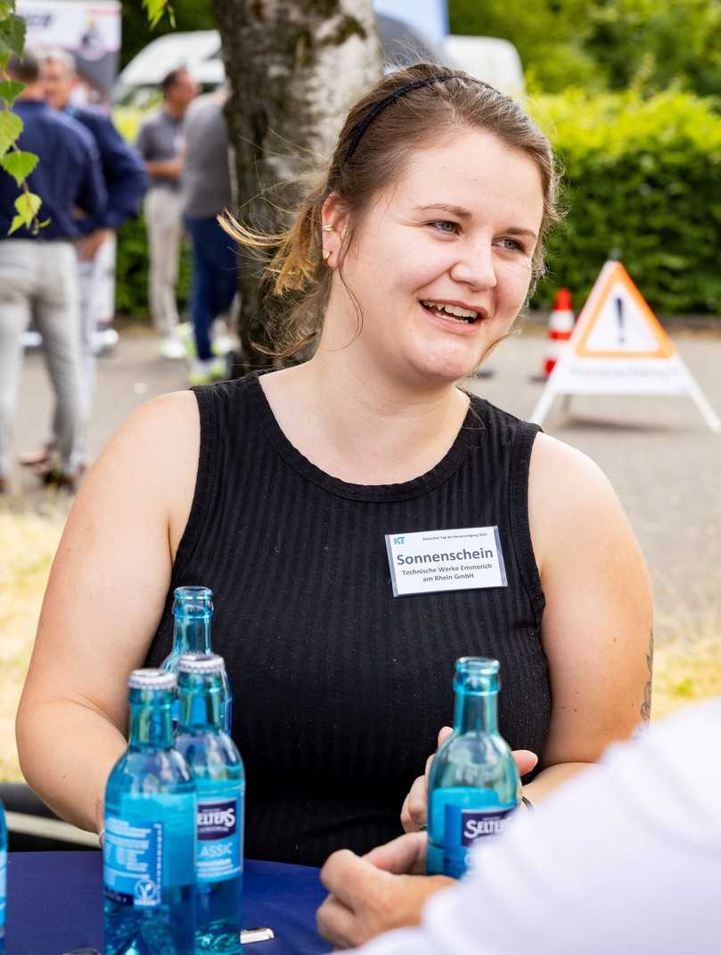 Melina Sonnenschein (Stadt Emmerich am Rhein): „Da man im alltäglichen Betrieb schon sehr eingespannt ist, ist es für mich sehr nützlich, die im Netzwerk entwickelten und sehr gut aufbereiteten Handreichungen auf Papier oder im Internet nutzen zu können.“ Wichtig für sie: das Angebot für „Team Orange“. | Foto: IKT