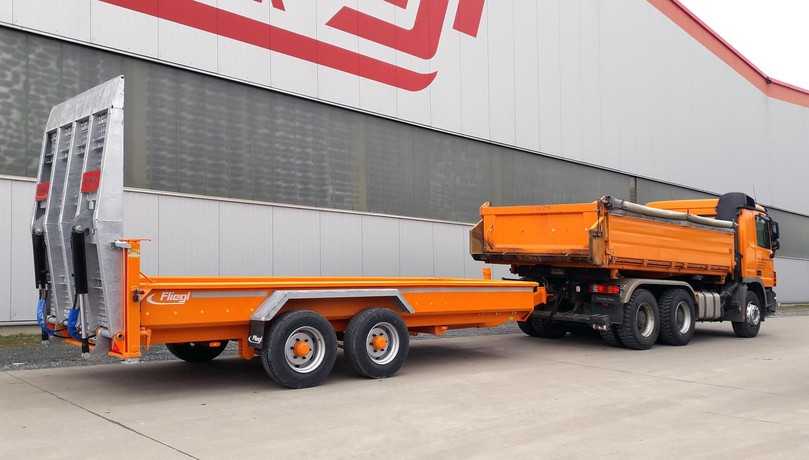 Der Fliegl Tandem-Tiefladeanhänger TTS 100 transportiert fast alles - von Abrollcontainern über Absetzcontainer und Baumaschinen bis zu Langmaterial. | Foto: Fliegl