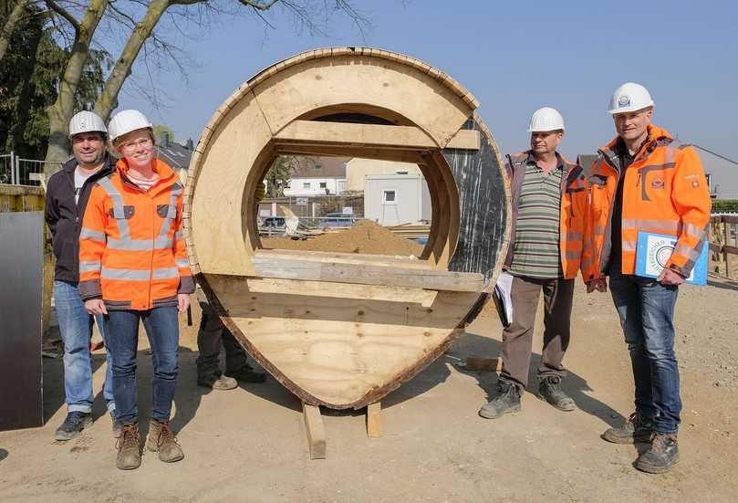 Ein produktives Miteinander für ein erfolgreiches Projekt (v.l.n.r.): Thomas Schacht (Stadtentwässerungsbetriebe Köln AöR), Britta Heitkamp und Uwe Zimmer (beide Heitkamp IB) und Prüfingenieur Joachim Oligschläger (Güteschutz Kanalbau). | Foto: Güteschutz Kanalbau