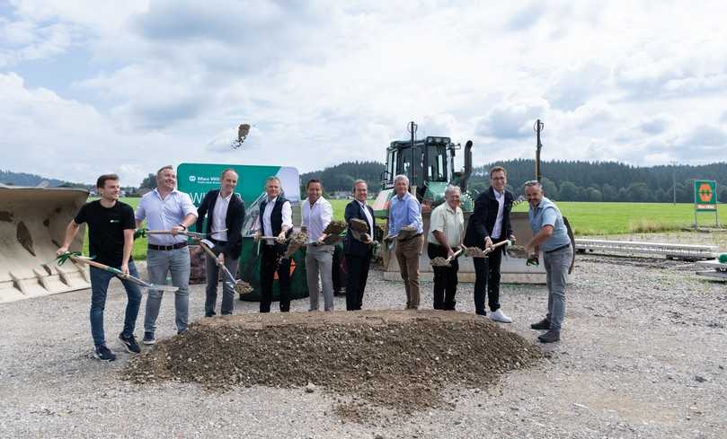 Spatenstich für neuen Standort in Leutkirch, von links: Projektleiter Jürgen Füssinger, Geschäftsführer Christian Milz (beide Sohm), Geschäftsführer Christian Wild (Max Wild), Oberbürgermeister Hans-Jörg Henle (Stadt Leutkirch), Standortleiter Leutkirch Andreas Eugler (Max Wild), Raimund Haser (MdL Baden-Württemberg), Ortschaftsrat Christian Merk (Friesenhofen), Ortschaftsrat Alois Peter (Urlau), Leiter Wild Projektentwicklung Stefan Geiger (Max Wild) sowie Robert Rühfel, Tiefbau und techn. Leitung Eigenbetriebe (Stadt Leutkirch). | Foto: Max Wild