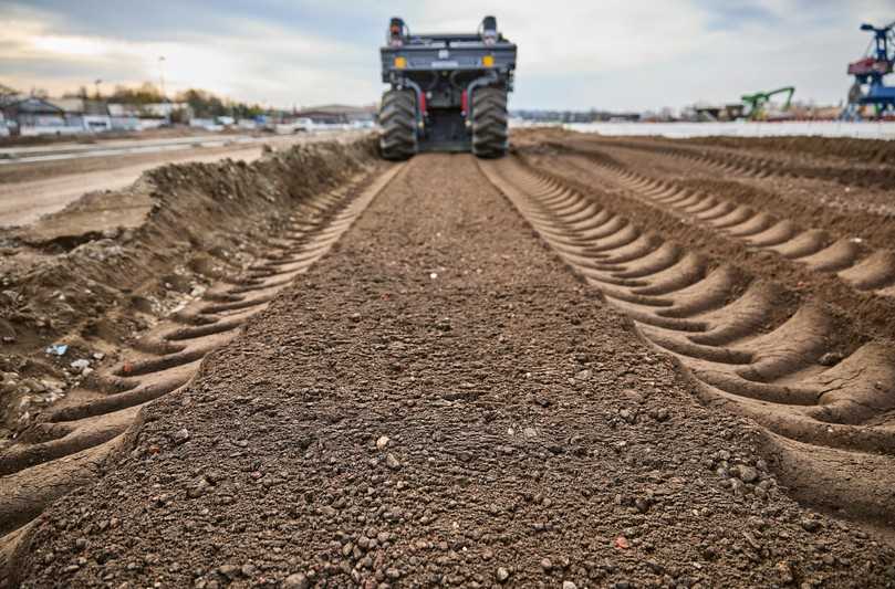 Das Arbeitsergebnis des Wirtgen WRC 240i im Alberthafen Dresden kann sich sehen lassen: Das homogen über die gesamte Arbeitsbreite und -tiefe gemischte Material bietet eine stabile Grundlage für den Hochbau. | Foto: Wirtgen Group