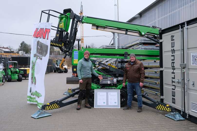 Auf den Nivelliertagen bei Beutlhauser in Passau übergab Produktmanager Christian Aulinger (rechts) die neue Leguan 190 an Baumpfleger Markus Bauer. | Foto: Beutlhauser-Gruppe