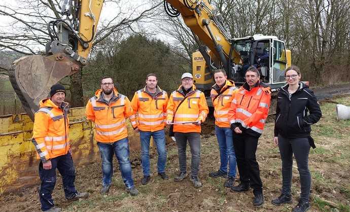 Zur Besprechung treffen sich auf der Baustelle Polier Thomas Giel, Bernd Kludt vom Bereich Bauabrechnung und Jan Kohlhauer vom Bereich Bauabwicklung (alle drei von der Walter Feickert GmbH), Bauüberwacher Michael Grau, Bauoberleiter Nikolai Puderbach, beide von Fischer Teamplan Ingenieurbüro GmbH, Außendienstmitarbeiter Rüdiger Göbel von der P.V. Betonfertigteilwerke GmbH und Angela Kaslakov von den VGWE Hachenburg (v.l.n.r.). | Foto: P.V. Betonfertigteilwerke