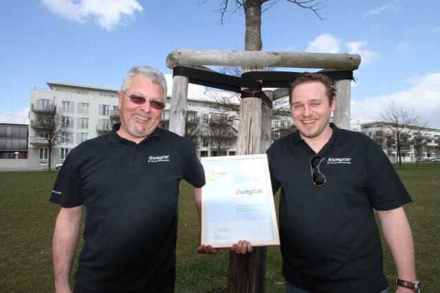 Holger Wagner und Sascha Büttner am Weycor-Klimabaum in München-Riem.