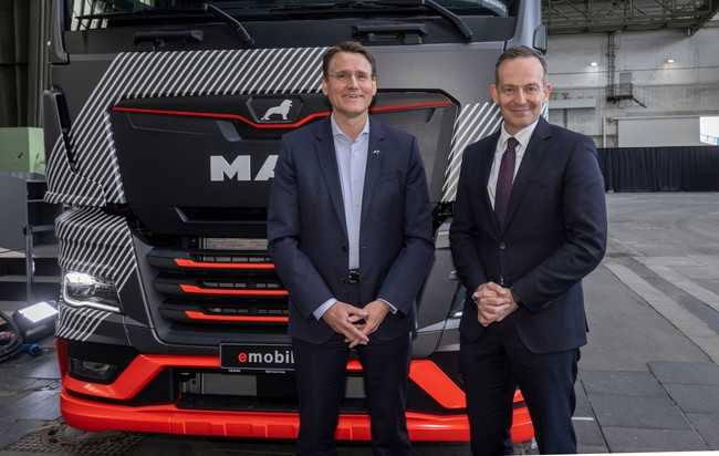 Bundesverkehrsminister Dr. Volker Wissing (re.) und Alexander Vlaskamp, Vorstandsvorsitzender von MAN Truck & Bus treiben die Elektromobilität im Schwerverkehr gemeinsam voran. | Foto: MAN