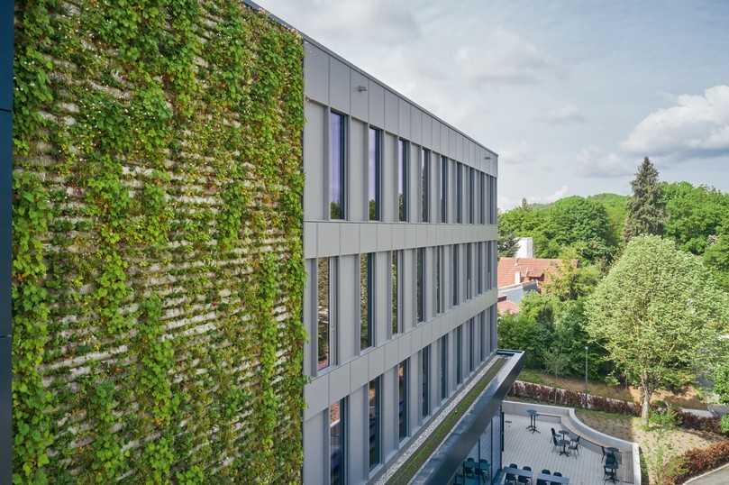 Bei der Grünfassade kommt ein Spezialvlies aus einem Basalt-Glas-Gemisch zum Einsatz, das nicht brennbar ist und den hohen Brandschutzanforderungen genügt. | Foto: Drees & Sommer SE / Jürgen Pollak