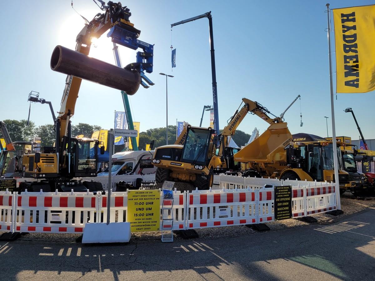 Hydrema konnte des Messeplatz seines ehemaligen Händlers Manske Baumaschinen aus Breitenfelde übernehmen. | Foto: bb