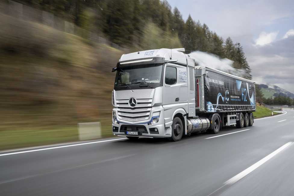 Emissionsfreie Sattelzug-Prototypen von Daimler auf Testfahrt