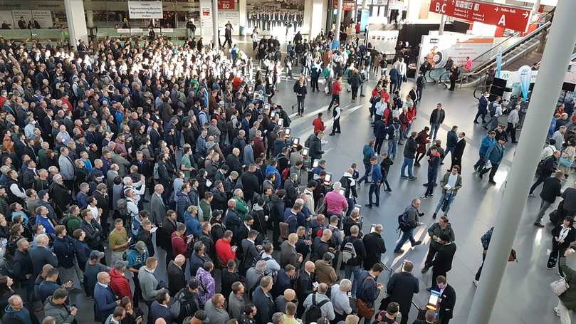 Eingang West der Messe München: Mit so einem Besucheransturm zur Bauma 2022 hatten viele nicht gerechnet. | Foto: B_I/bb