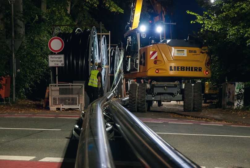 Damit die Schutzrohre komplett ausgelegt werden konnten, waren zahlreiche Straßensperrungen notwendig. | Foto: Dirk Balzer, Stadtnetze Münster GmbH