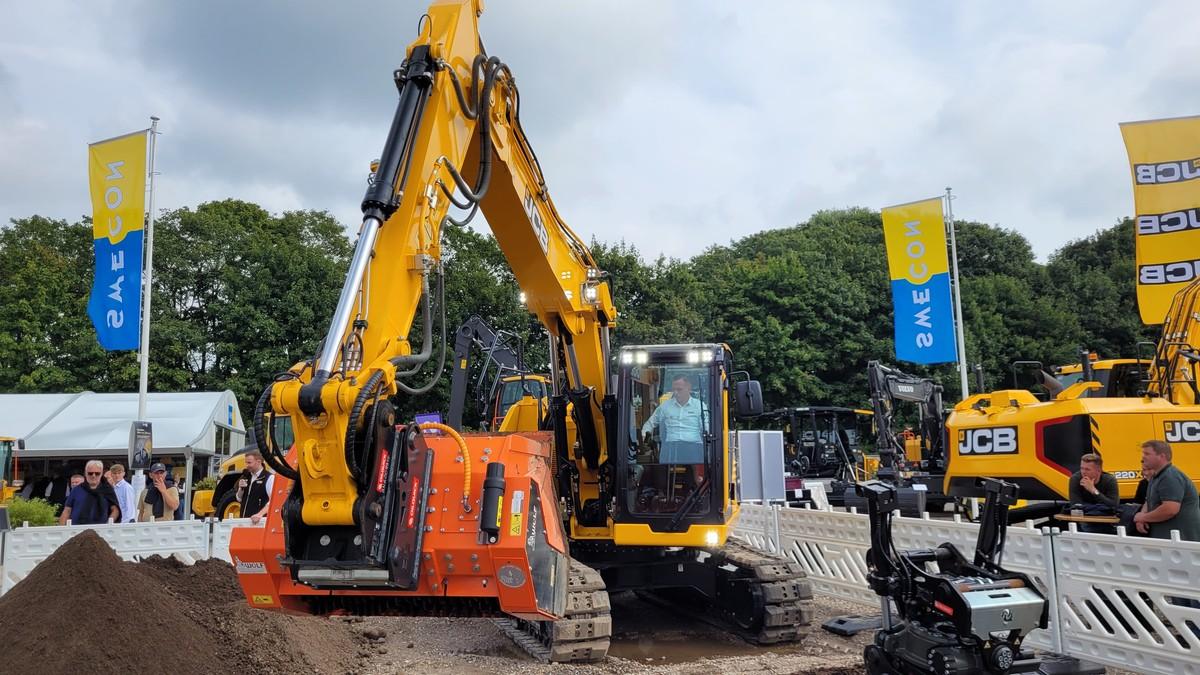 Auf der NordBau bewegt sich was: Im Freigelände zeigten die Aussteller ihre Maschinen in Aktion im Zusammenspiel mit verschiedenen Anbaugeräten. | Foto: B_I MEDIEN/Brinkmeier