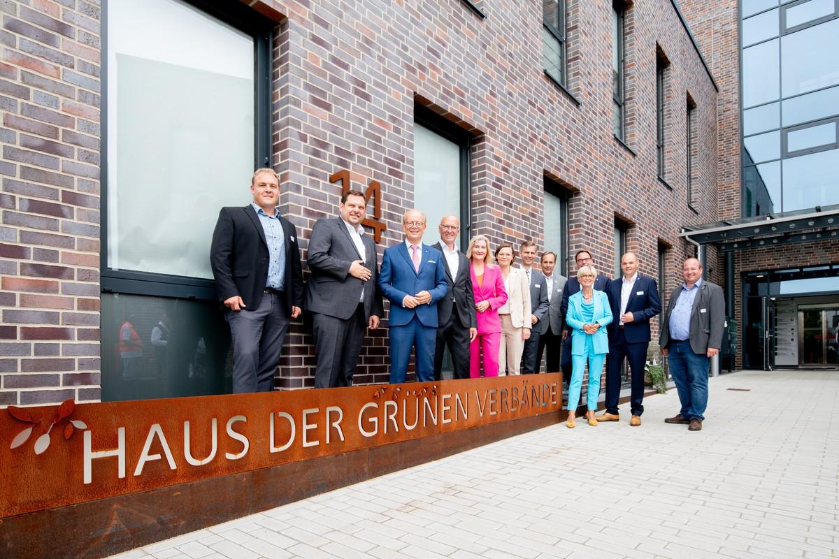 Gemeinsam mit Vertretern aus der Politik wurde das Haus der Grünen Verbände am 18. August 2023 feierlich eingeweiht. | Foto: Haus der Grünen Verbände