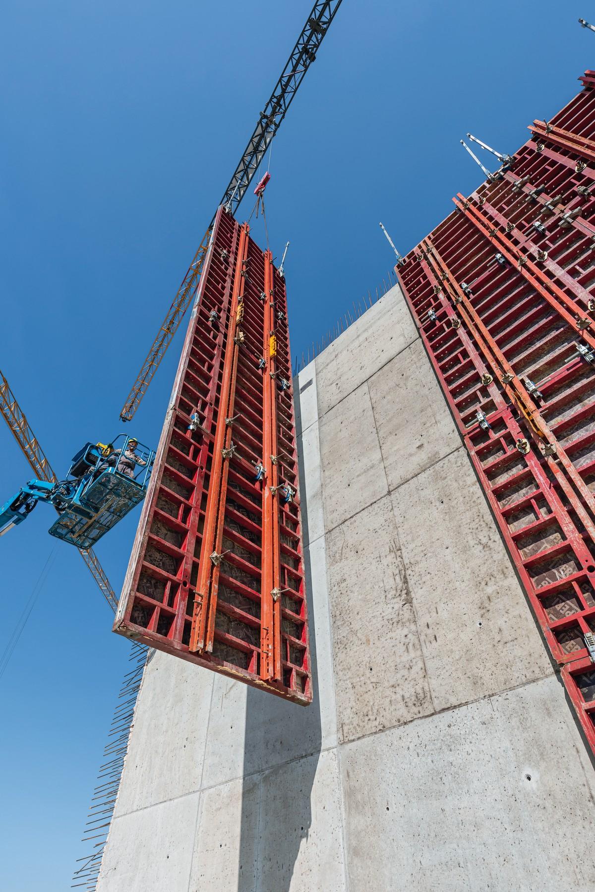 Für zusätzliche Stabilität der aufgestockten Wandschalungselemente sorgen integrierten Stahlriegel aus dem Variokit-Ingenieurbaukasten. | Foto: Andreas Tausend