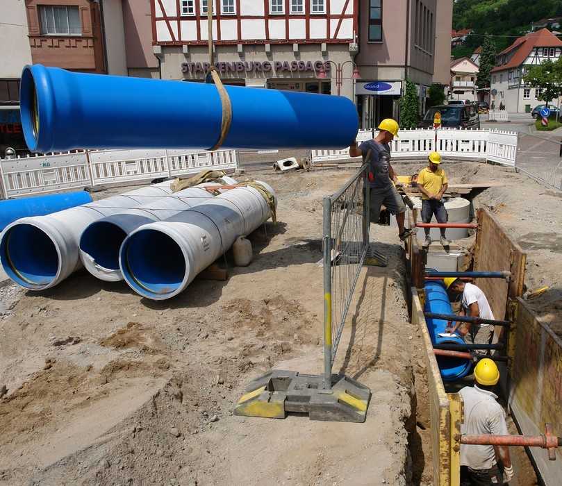 Die bautechnischen Eigenschaften von PVC-U sorgen für eine einfache Handhabung der Kanalrohre auf der Baustelle und für rationelle Bauabläufe. | Foto: Funke Kunststoffe