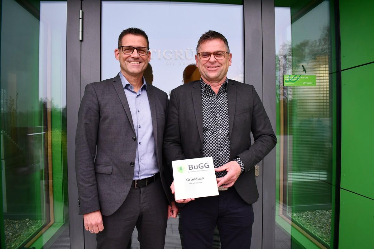 BuGG-Präsident Dr. Gunter Mann (links) überreicht dem kaufmännischen Leiter und Prokurist der Firma Optigrün, Alexander Eßer, den BuGG-Award. | Foto: Bundesverband GebäudeGrün