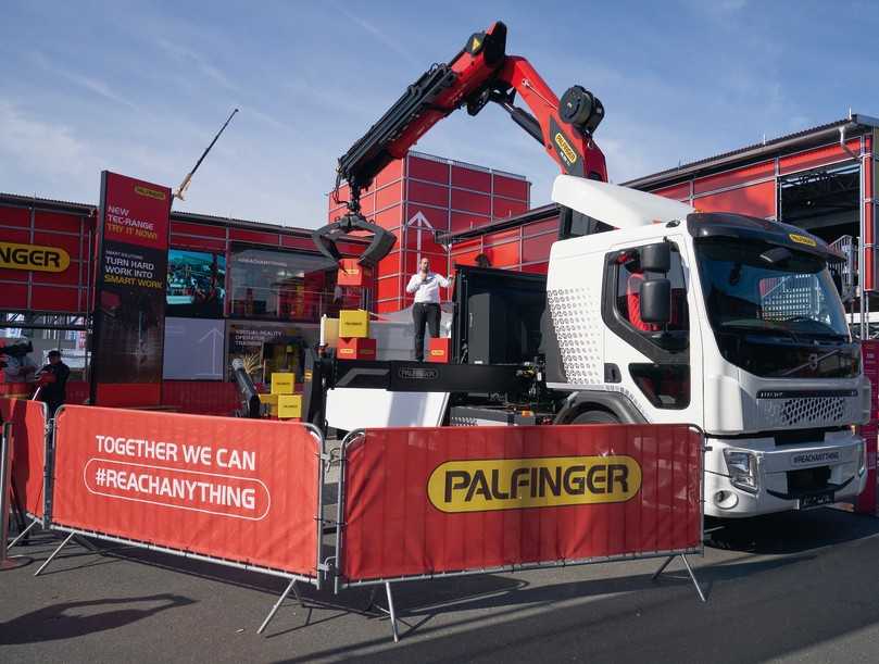 Bauma-Premiere feierte der Palfinger Ladekran PK 250 TEC mit smarter Steuerung auf vollelektrischem Volvo FE Electric. | Foto: QUATEX