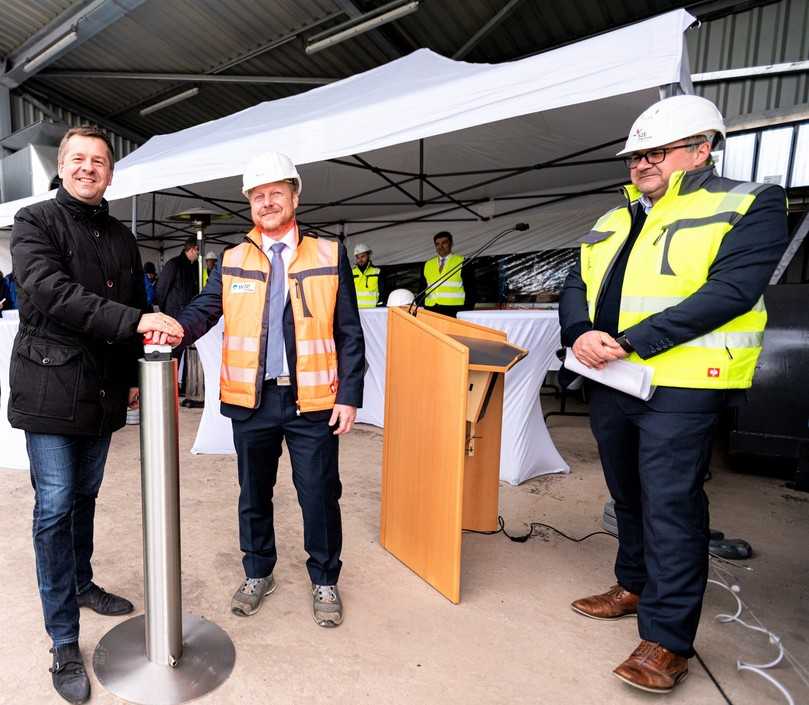 Symbolischer Start: Sven Schulze (Wirtschaftsminister Sachsen-Anhalt, links) und Thomas Roitzsch (Mitte) von der Betreiberfirma WTE Betriebsgesellschaft mbH betätigen einen Buzzer. | Foto: WTE