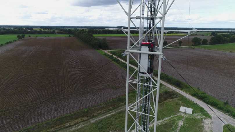 Stahl-Wettermast (Meppen), TOPlift (leitergeführt), 80 m Turmhöhe | Foto: Hailo Professional