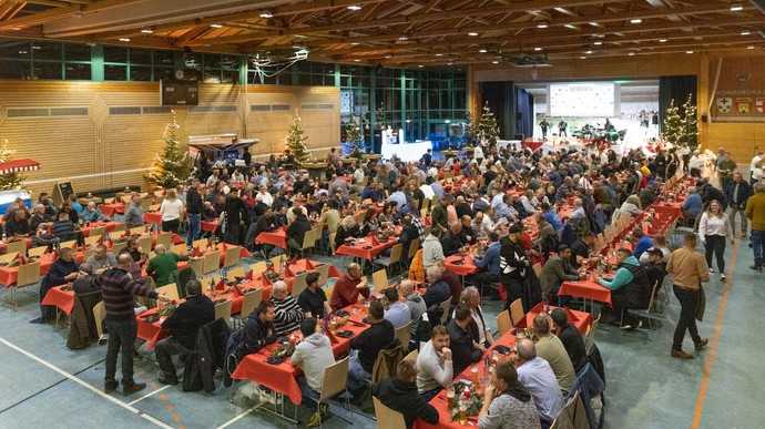 Hunderte Mitarbeiter und Mitarbeiterinnen feierten nach zweijähriger coronabedingter Pause in diesem Jahr wieder gemeinsam in der Homburghalle in Neuhausen ob Eck. | Foto: Storz