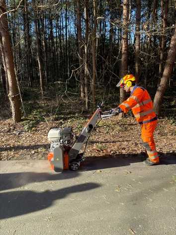 Husqvarna entwickelt Bodenfräse gegen Buckelpisten