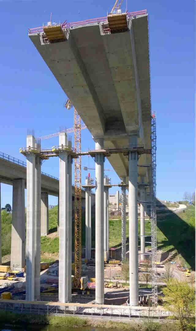 Die Überbauten der 450 Meter langen Balkenbrücke aus gevouteten zweizelligen Spannbetonhohlkästen entstehen im Freivorbau.