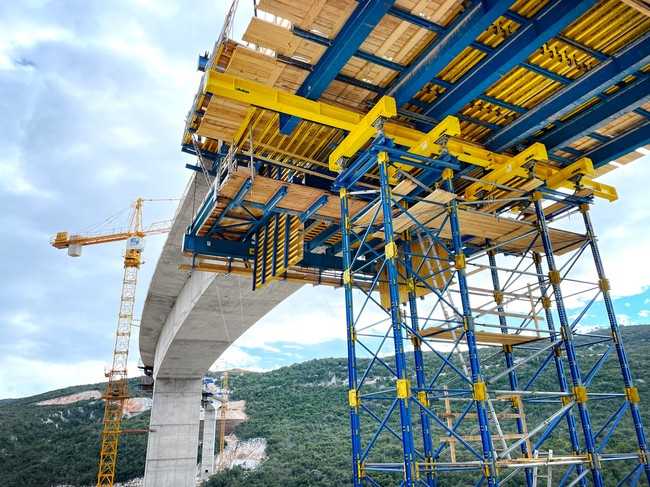 Für den Bau der Dumanja Jaruga-Brücke in Kroatien lieferte Doka ein schnittstellenfreies Gesamtpaket, darunter auch Traggerüst-Lösungen aus dem UniKit-Baukasten. | Foto: Doka