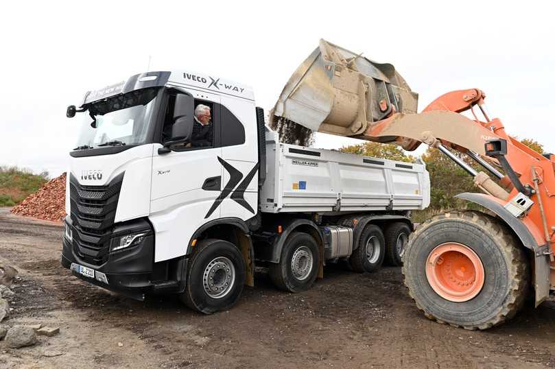 Beladung: Der recht massiv gebaute 32-Tonner wartet immerhin mit 17 t Nutzlast auf. | Foto: Quatex