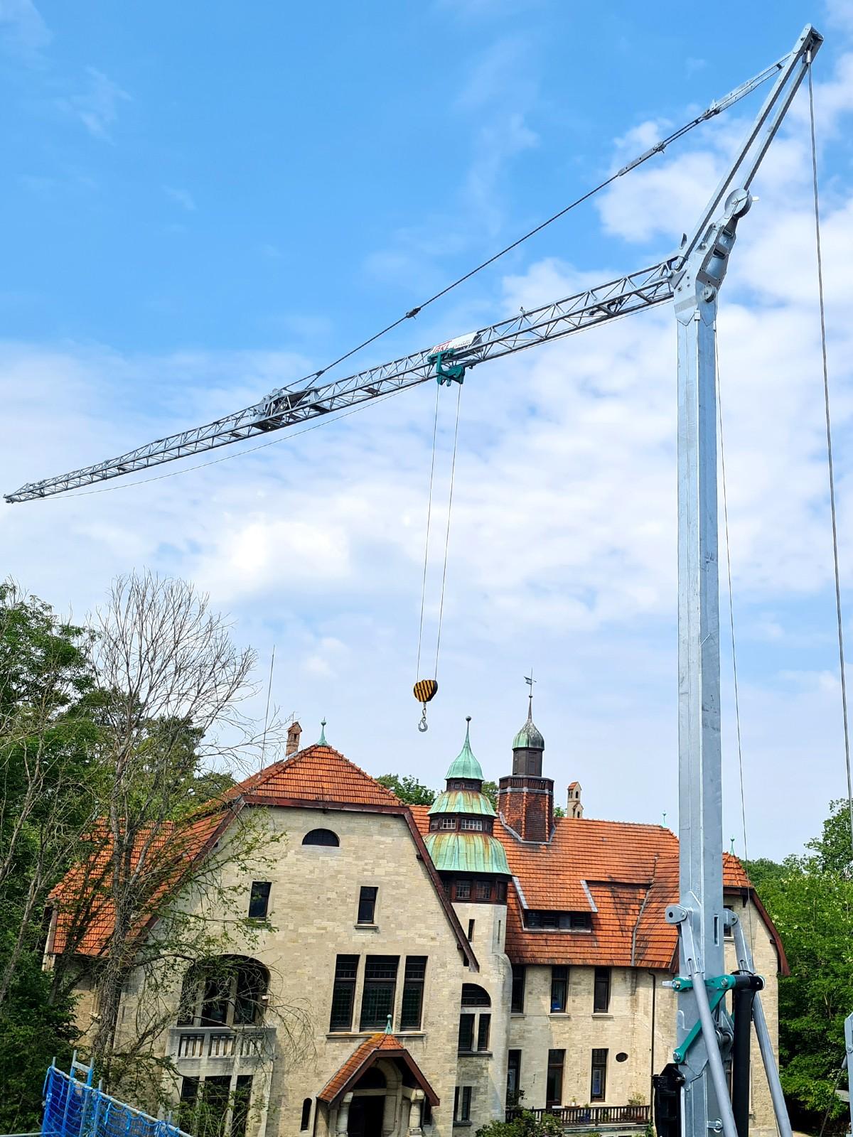 Der CM 271S1 macht bei Sanierungsaufgaben eine  gute Figur. | Foto: BKL Baukran Logistik GmbH