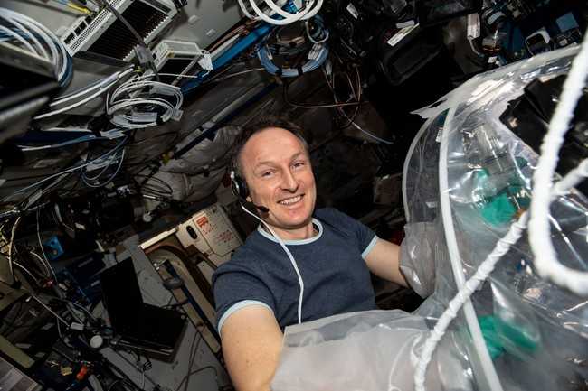 Astronaut Matthias Maurer mischte Anfang Februar 2022 Beton im All. | Foto: DLR
