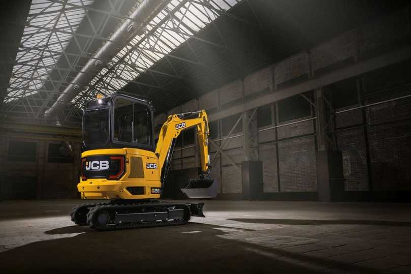 Konventioneller Heckschwenkradius und optionales Zusatzkontergewicht: Der Kompaktbagger 26C-1 bringt es auf eine Grabtiefe von bis zu 3.037 Millimeter. | Foto: JCB