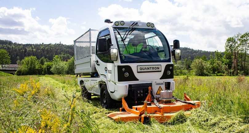 Die M-Serie als Geräteträger: Hier ist der Q-Elion in der kommunalen Grünflächenpflege unterwegs. | Foto: Quantron AG