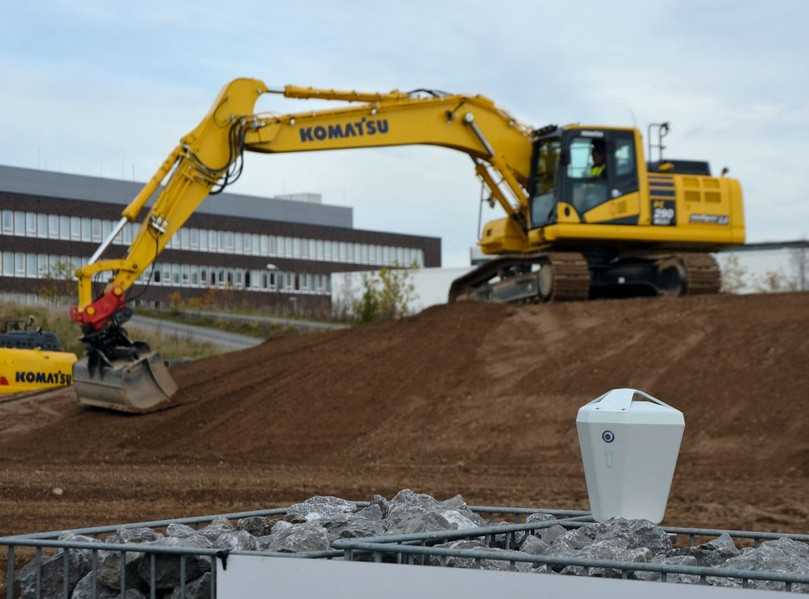 Die „Smart Construction Edge“-Basisstation von Komatsu erstellt aus den von Drohnen aufgenommenen Baudaten ein digitales Geländemodell und überträgt es in die Smart-Construction-Cloud. | Foto: B_I MEDIEN