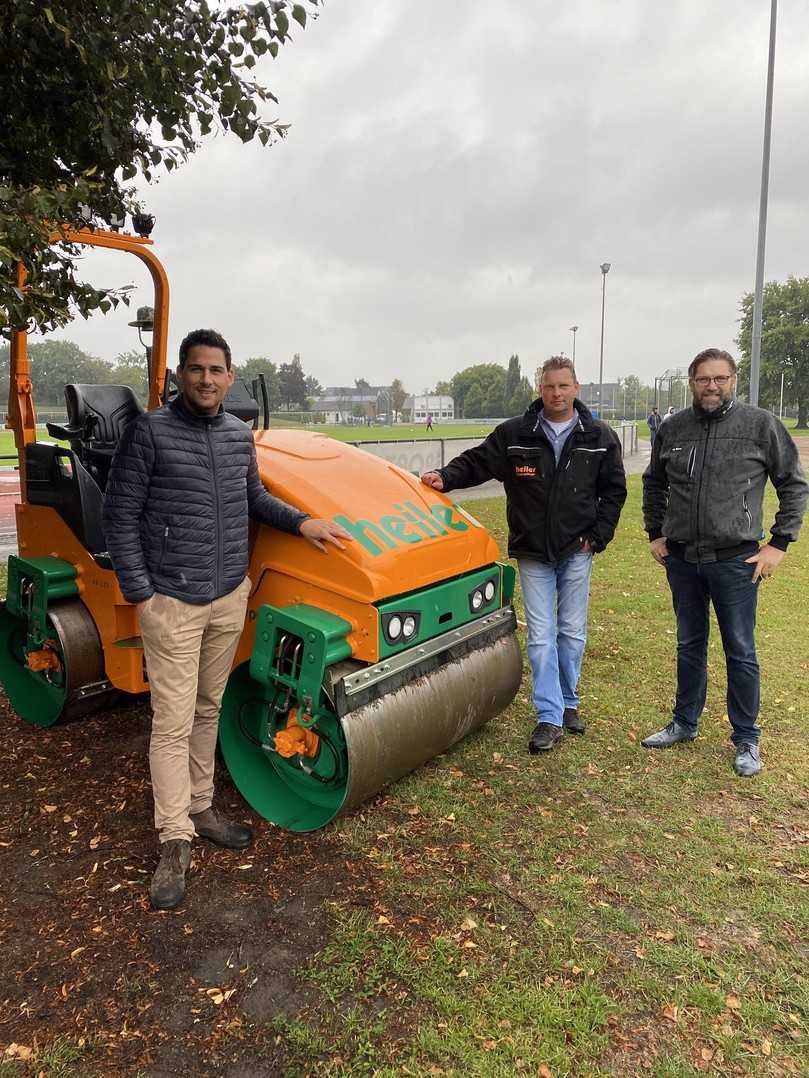 Zufrieden mit der „maßgeschneiderten“ Sondermaschine für den Sportplatzbau: (v.l.n.r.) Sebastian Kölzer, Bomag-Produktmanager Leichte Tandemwalzen, André Kastigen, Prokurist bei heiler und Willy Born, Gebietsverkaufsleiter von Bomag. | Foto: Fotos: Bomag