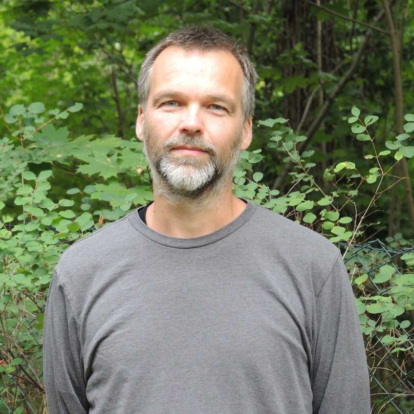 Markus Schmidt gehört bei der Stiftung für Mensch und Umwelt zum Naturgarten-Team. Dem Gärtner und Pädagogen liegt die Vermittlung der Vorteile naturnaher Flächen und Gärten an andere Menschen am Herzen. | Foto: Stiftung für Mensch und Umwelt