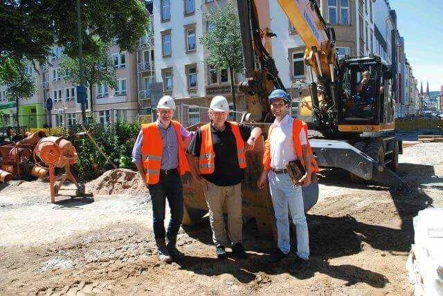 Zufrieden mit dem Einsatz der Flüssigbodenschaufel aus unterschiedlichen Blickwinkeln: Theo Heitkamp, Michael Haver und Bernd Bergschneider (v.l.). | Fotos: A. zu Eulenburg