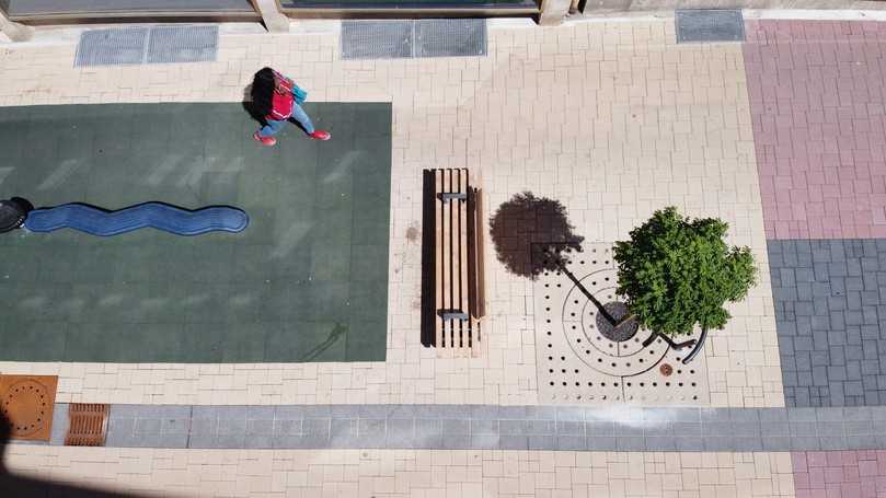 Lässt sich schnell und einfach verlegen: das Pflastersystem „CombiConnect" mit werkseitig fixiertem EPDM-Profil. | Foto: Beton-Pfenning Lässt sich schnell und einfach verlegen: das Pflastersystem „CombiConnect" mit werkseitig fixiertem EPDM-Profil. | Foto: Beton-Pfenning