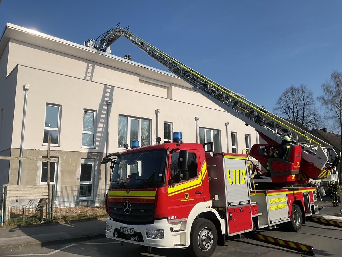 Für die Löscharbeiten wurde auch eine Drehleiter eingesetzt. | Foto: Feuerwehr Dortmund